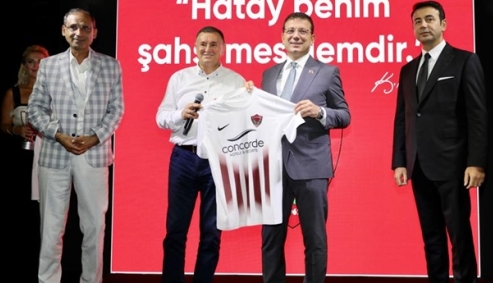 Başkan Savaştan Ekrem İmamoğluna imzalı forma