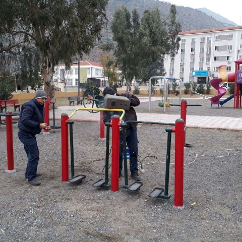 İskenderun da parklarda kırılan spor aletleri onarılıyor