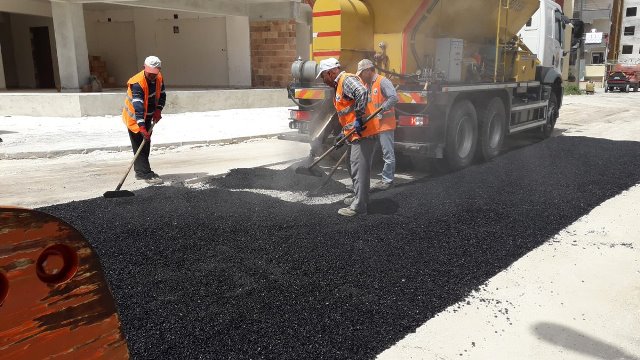 Esentepe de bozulan yollar onarılıyor