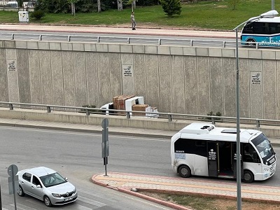 Yola düşen buzdolabı zincirleme kazaya neden oluyordu