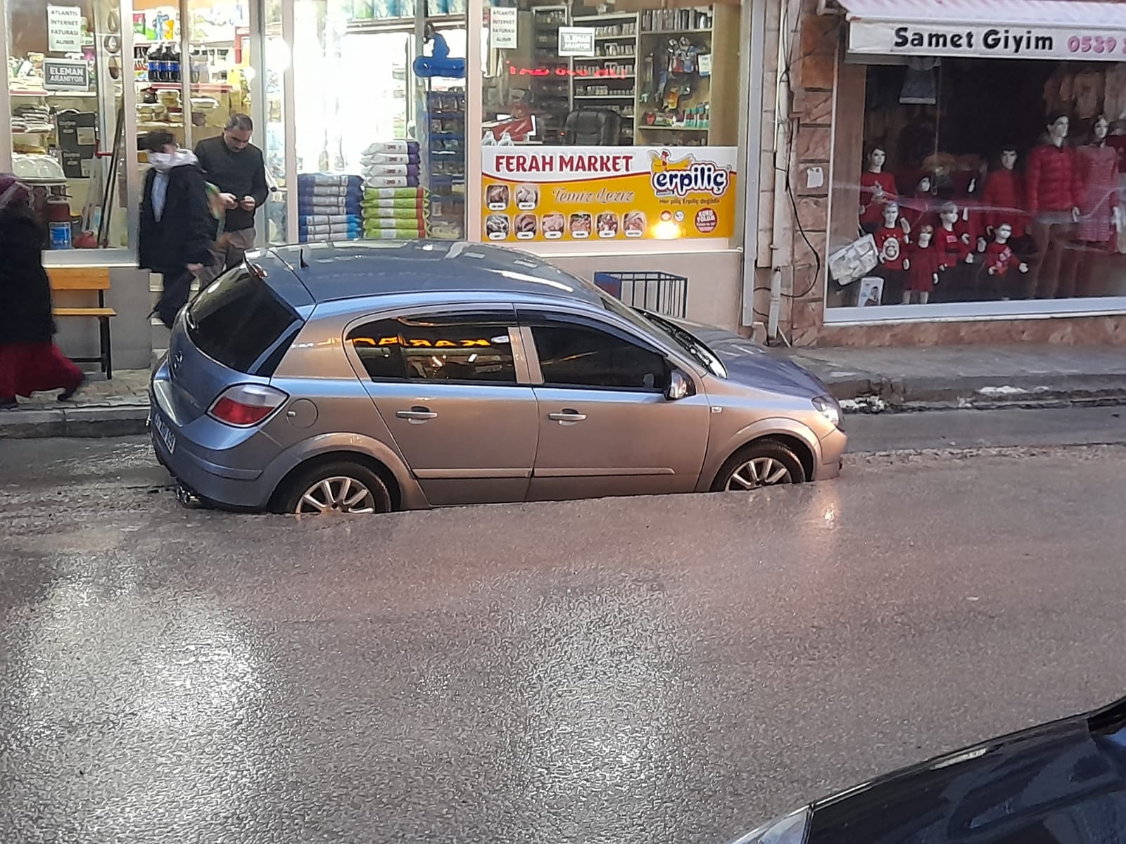 Yol çökünce araçlar yola saplandı