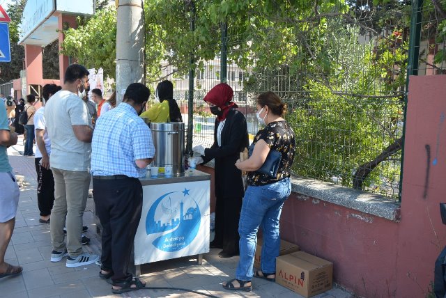 Antakya Belediyesi sınav öncesi çay ve simit dağıttı