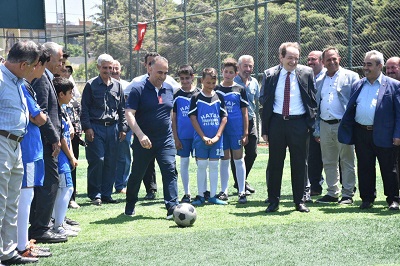 Altınözü’nde halı saha törenle açıldı