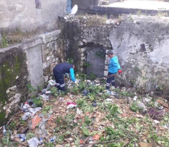 Antakya Belediyesi metruk evleri temizledi