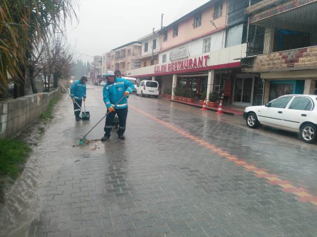 Antakya Belediyesi ekiplerinden temizlik çalışması