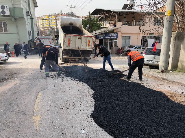 Altınçay mahallesinde asfalt yama çalışmaları