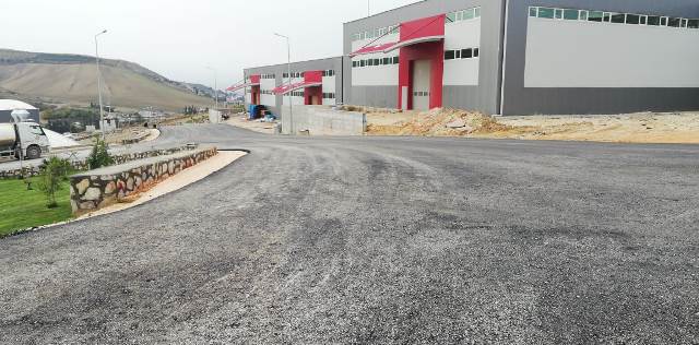 Beton asfalt ve kaldırım çalışmaları devam ediyor 