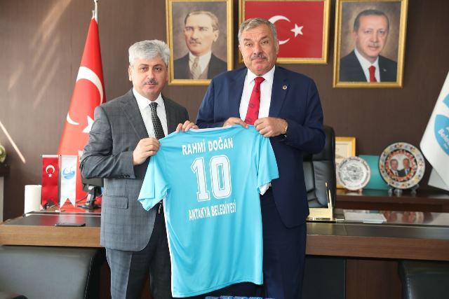 Vali Doğana Antakya Belediyesi Spor formasını hediye etti