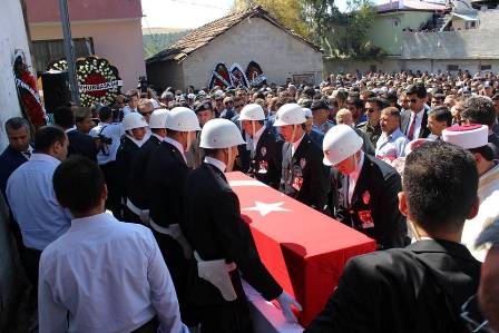 Hatay şehidini gözyaşları ile defnetti 