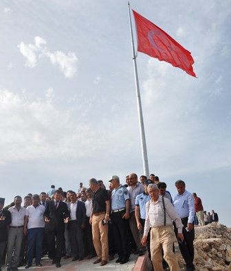 DEV TÜRK BAYRAĞI GÖNDERE ÇEKİLDİ