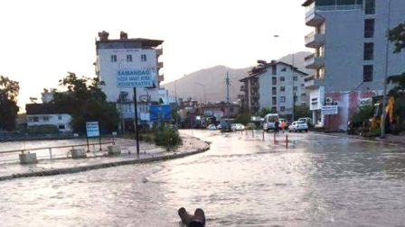 Samandağda ev ve işyerlerini su bastı