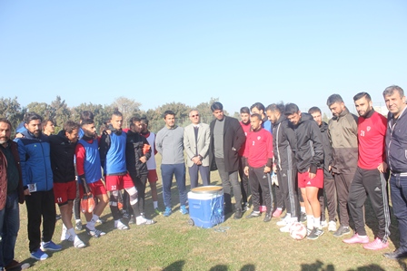 Taraftarlardan futbolculara baklava ikramı